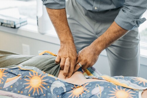 chiropractor adjust client with joint pain in ann arbor